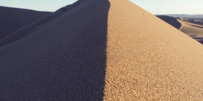 天然石材的艺术蜕变：从矿山到空间的石材加工与设计美学